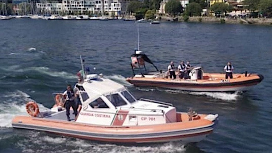 Catamarano si capovolge sul lago, una persona soccorsa dalla Guardia Costiera